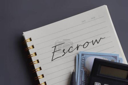 Foto de Primer plano imagen de la calculadora y el dinero con el texto ESCROW. Concepto financiero - Imagen libre de derechos