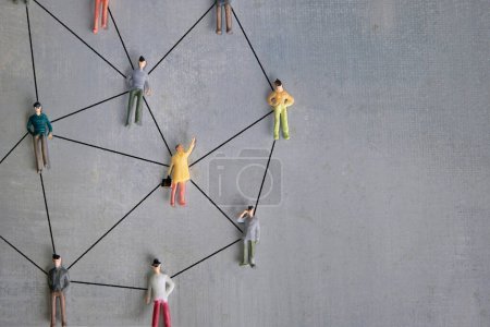 Téléchargez les photos : Des gens miniatures liés à des flèches. Concept de réseautage. Espace de copie pour le texte. - en image libre de droit