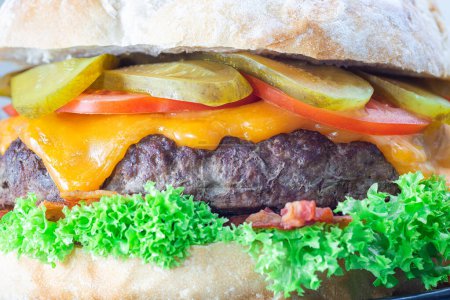 Foto de Hamburguesa gigante casera para hamburguesa, hecha sobre pan, primer plano, horizontal - Imagen libre de derechos