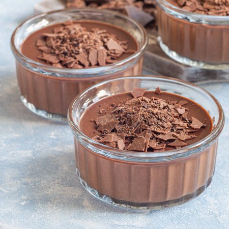 Téléchargez les photos : Dessert au chocolat Panna Cotta en ramequin de verre, format carré - en image libre de droit