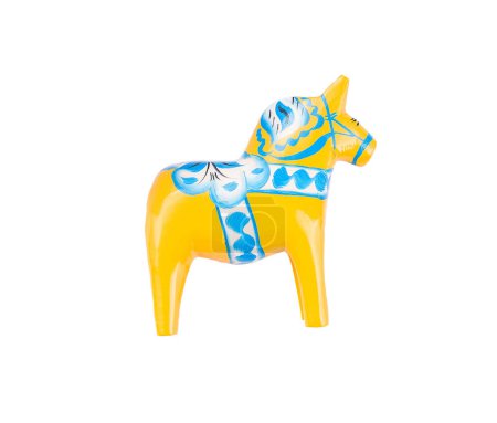 Sueco tradicional recuerdo de madera Dala o caballo Dalecarlian, artesanía hecha y pintada, de color amarillo, aislado sobre un fondo blanco