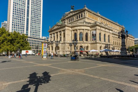 Foto de Frankfurt, Germany - 30th September 2022: Photographer visiting Frankfurt, exploring the old opera and its surroundings at a cold but sunny day in Autumn. - Imagen libre de derechos