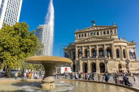 Foto de Frankfurt, Alemania - 30 de septiembre de 2022: Fotógrafo visitando Frankfurt, explorando la antigua ópera y sus alrededores en un día frío pero soleado en otoño. - Imagen libre de derechos