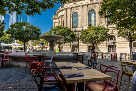 Téléchargez les photos : Frankfurt, Germany - 30th September 2022: Photographer visiting Frankfurt, exploring the old opera and its surroundings at a cold but sunny day in Autumn. - en image libre de droit