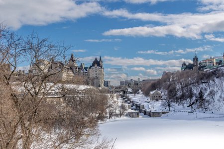 Foto de Dando un paseo por el Parque Majors Hill en el centro de Ottawa Canadá con vistas a los edificios históricos del parlamento canadiense y sus alrededores en un día frío pero soleado en invierno. - Imagen libre de derechos