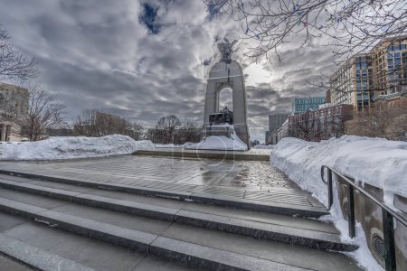 Téléchargez les photos : Visiting the national war memorial of Canada in downtown Ottawa at a cold but sunny day in winter. - en image libre de droit
