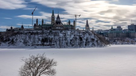Dando un paseo por el Parque Majors Hill en el centro de Ottawa Canadá con vistas a los edificios históricos del parlamento canadiense y sus alrededores en un día frío pero soleado en invierno.