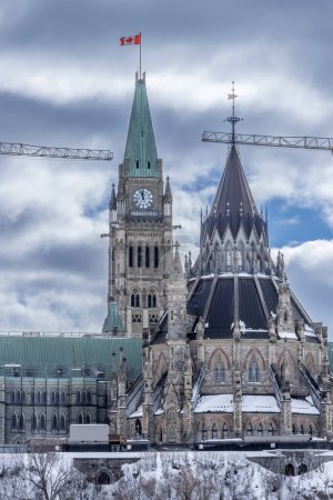 Foto de Dando un paseo por el Parque Majors Hill en el centro de Ottawa Canadá con vistas a los edificios históricos del parlamento canadiense y sus alrededores en un día frío pero soleado en invierno. - Imagen libre de derechos