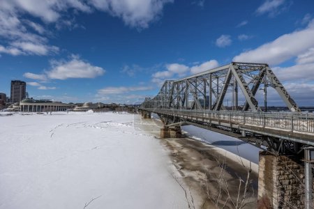 Promenade dans le parc Majors Hill au centre-ville d'Ottawa Canada avec vue sur le pont historique Alexandra par une journée froide mais ensoleillée en hiver.