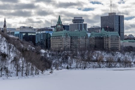 Téléchargez les photos : Promenade dans le parc Majors Hill, au centre-ville d'Ottawa, au Canada, avec vue sur les édifices historiques du Parlement canadien et ses environs par une journée froide mais ensoleillée en hiver. - en image libre de droit