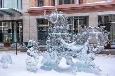 Foto de Ottawa, Canadá - 08 de febrero de 2023: Un fotógrafo alemán descubre la zona peatonal en el centro de Ottawa, viendo esculturas de hielo del llamado lude de invierno. - Imagen libre de derechos
