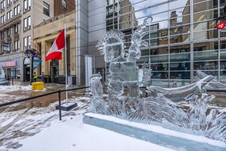 Foto de Ottawa, Canadá - 08 de febrero de 2023: Un fotógrafo alemán descubre la zona peatonal en el centro de Ottawa, viendo esculturas de hielo del llamado lude de invierno. - Imagen libre de derechos