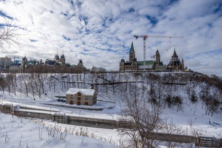 Foto de Ottawa, Canada - February 08th 2023: A german photographer discovering Majors Hill Park in downtown Ottawa with view to the historical buildings. - Imagen libre de derechos