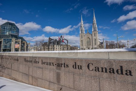 Foto de Ottawa, Canadá - 08 de febrero de 2023: Un fotógrafo alemán descubre el Parque Majors Hill en el centro de Ottawa con vistas a la galería nacional de Canadá - Imagen libre de derechos