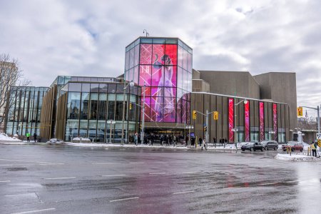 Foto de Ottawa, Canadá - 08 de febrero de 2023: Un fotógrafo alemán descubre el Parque Majors Hill en el centro de Ottawa con vistas a la galería de arte de Ottawa. - Imagen libre de derechos