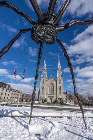 Foto de Ottawa, Canadá - 08 de febrero de 2023: Un fotógrafo alemán descubre el Parque Majors Hill en el centro de Ottawa con vistas a la galería nacional de Canadá - Imagen libre de derechos