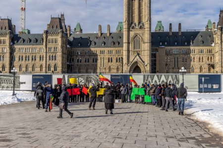 Foto de Ottawa, Canada - February 08th 2023: Black religious people demonstrating for their rights in front of the historical buildings of the Canadian parliament. - Imagen libre de derechos
