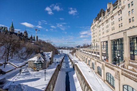 Foto de Ottawa, Canada - February 08th 2023: A german photographer discovering Majors Hill Park in downtown Ottawa with view to the historical buildings. - Imagen libre de derechos
