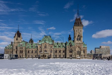 Foto de Ottawa, Canadá - 08 de febrero de 2023: Un fotógrafo alemán descubre el Parque Majors Hill en el centro de Ottawa con vistas a los edificios históricos. - Imagen libre de derechos