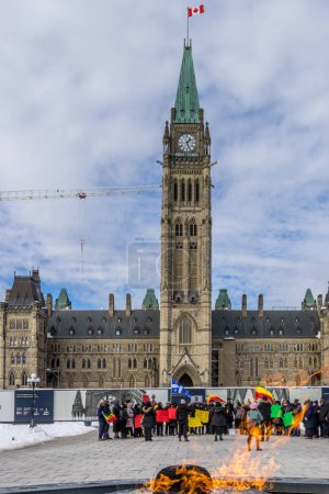 Foto de Ottawa, Canadá - 08 de febrero de 2023: los religiosos negros se manifiestan por sus derechos frente a los edificios históricos del parlamento canadiense. - Imagen libre de derechos