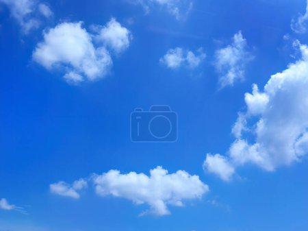 Téléchargez les photos : Vue à angle bas du beau ciel bleu vif et des nuages blancs duveteux, paysage nuageux, forme naturelle, journée lumineuse en été - en image libre de droit