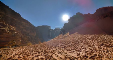 Foto de Paisaje del desierto de Wadi Ron, paisaje de dunas de arena roja y naranja como Marte en películas, valle de la luna, Patrimonio de la Humanidad por la UNESCO, Parque Nacional al aire libre, destino de viaje de aventura offroad - Imagen libre de derechos