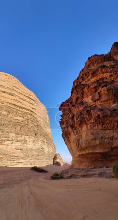 Foto de Paisaje del desierto y formación de rocas de ron Wadi, paisaje de dunas de arena roja y naranja como Marte en películas, valle de la luna, Patrimonio de la Humanidad por la UNESCO, Parque Nacional al aire libre, destino de viaje de aventura offroad - Imagen libre de derechos
