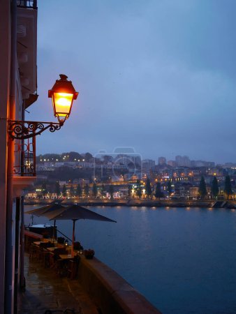 Casco antiguo Oporto, Portugal en el crepúsculo, mirando sobre el río Duero a la vista de Gaia, el famoso destino de viaje medieval de la Unesco. Oporto