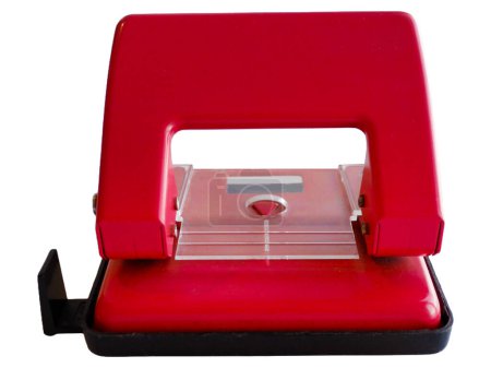 Perforador de agujero de papel de papelería en color rojo, equipo de oficina, escuela o suministros para el hogar, recorte aislado, fondo blanco con camino de recorte, elemento