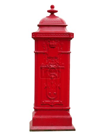 Vintage gusseiserne Säule Briefkasten oder Briefkasten oder Paketkasten in roter Farbe, isolierter weißer Hintergrund mit Clipping-Pfad, Ausschnitt zur Verwendung als Objektelement, traditionelle Kommunikation
