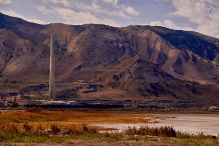Foto de Una planta de fundición de cobre y una chimenea de 1,215 pies de altura, en la base de las montañas Tooele cerca del Gran Lago Salado en Utah. - Imagen libre de derechos