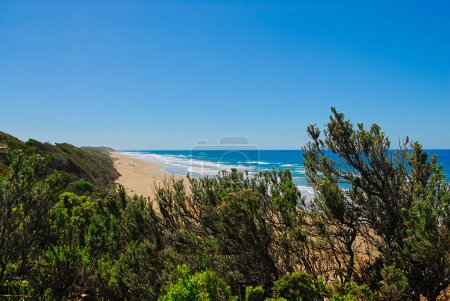 Ein schöner klarer Tag am Guvvos-Strand in der Nähe von Anglesea an der Great Ocean Road im südlichen Victoria, Australien.