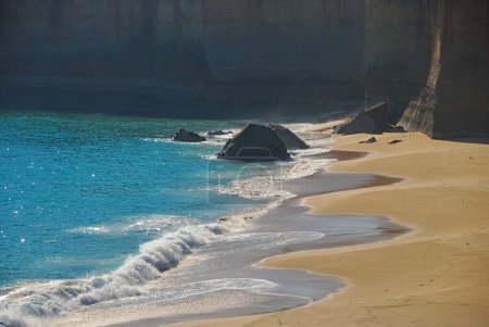 Abgestürzte Felsbrocken lagen an einem Strand an der Südküste von Victoria, Australien.