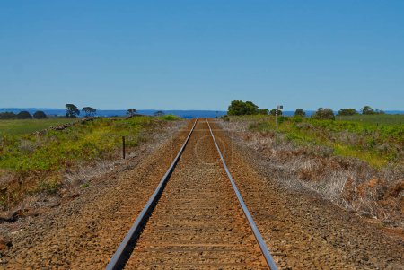 Eisenbahngleise an einem heißen Tag im Outback von Victoria, Australien, in der Ferne durch Hitzedunst verzerrt.