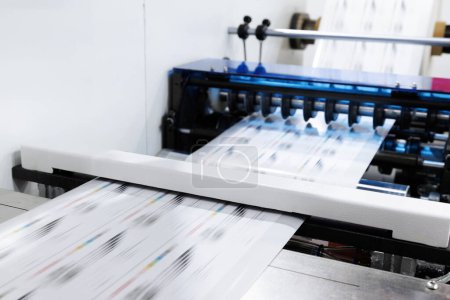 nueva tecnología innovadora de la máquina automática de impresión de etiquetas con panel de control digital. impresión en película plástica continua para envolver en el embalaje de productos alimenticios en la fábrica de impresión.