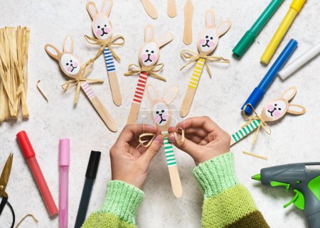Étape 10. Faire un arc avec du papier nature raphia pour lapin. Décoration facile à la main avec des enfants pour Pâques. Vue du dessus.  