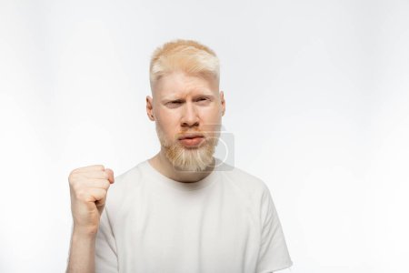 brodaty albinos człowiek w t-shirt z zaciśniętej pięści na białym tle