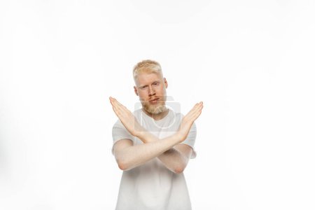 bärtiger Albino-Mann im T-Shirt zeigt keine Geste mit Händen auf weißem Hintergrund
