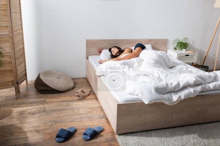 Téléchargez les photos : Couple sleeping on white bedding at home in morning - en image libre de droit