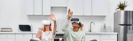attraktive lustige interracial Paar sitzt auf dem Sofa im Wohnzimmer zu Hause mit VR-Headsets, Banner