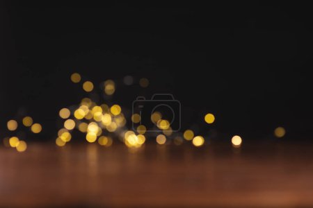 Téléchargez les photos : Table en bois fond bokeh flou, lumières de Noël Bokeh - en image libre de droit