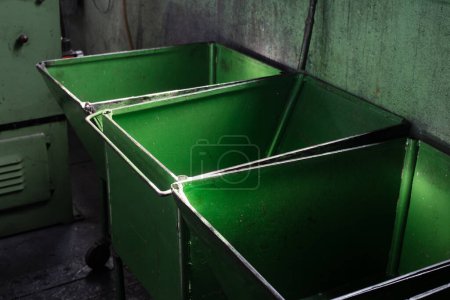 Téléchargez les photos : Vieux conteneur vert métallique usine - en image libre de droit