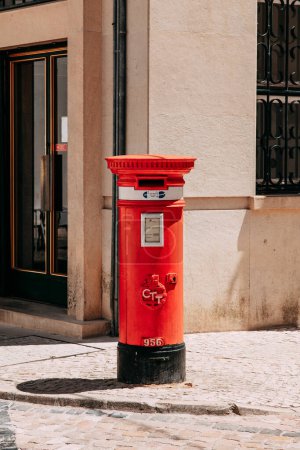 Téléchargez les photos : Boîte postale rétro de CTT Correios de Portugal à Lisbonne, Portugal. CTT est le service public de poste du Portugal. - en image libre de droit