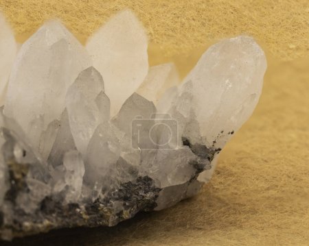 Téléchargez les photos : Macro shot de cristal de quartz clair cluster sur un fond jaune - en image libre de droit