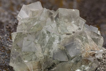 Transluzente grüne Fluoritkristalle auf Matrix-Nahaufnahme natürlicher mineralischer Hintergrund