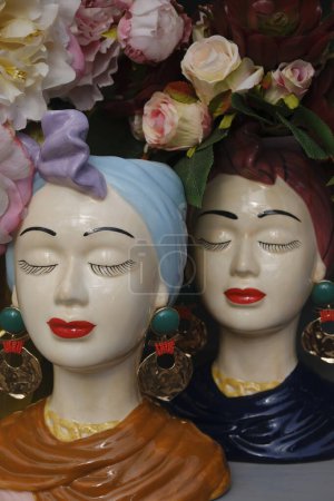 Téléchargez les photos : Porte-fleurs tendance en céramique émaillée - en image libre de droit