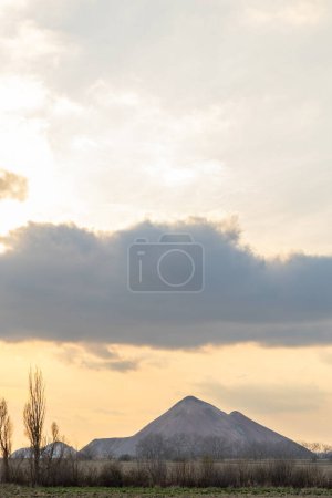 Foto de Montón de carbón y hermosa puesta de sol en el este de Ucrania. - Imagen libre de derechos