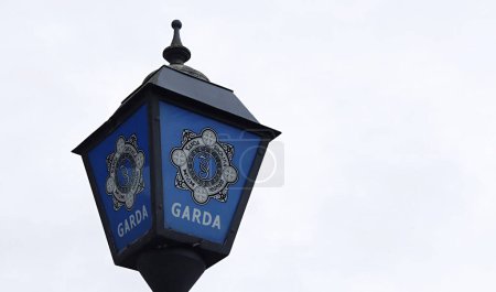 Foto de Estación de Garda en Irlanda, Policía irlandesa, señal de ubicación de la estación de policía. - Imagen libre de derechos