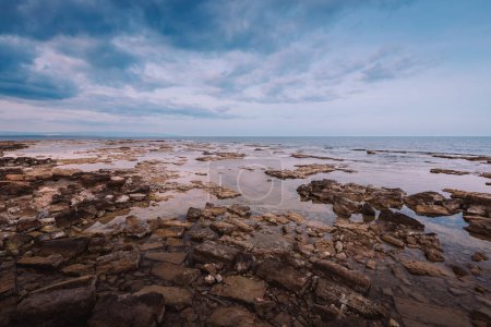 Marzameni, Sicilia, Italia - 16 de marzo de 2022: Vista al mar con playa rocosa y cielo con nubes