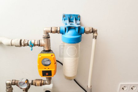 Sanitär. Installation einer neuen automatischen Steuereinheit für die Wasserversorgungspumpe im Haus. Reparatur von Sanitärinstallationen.